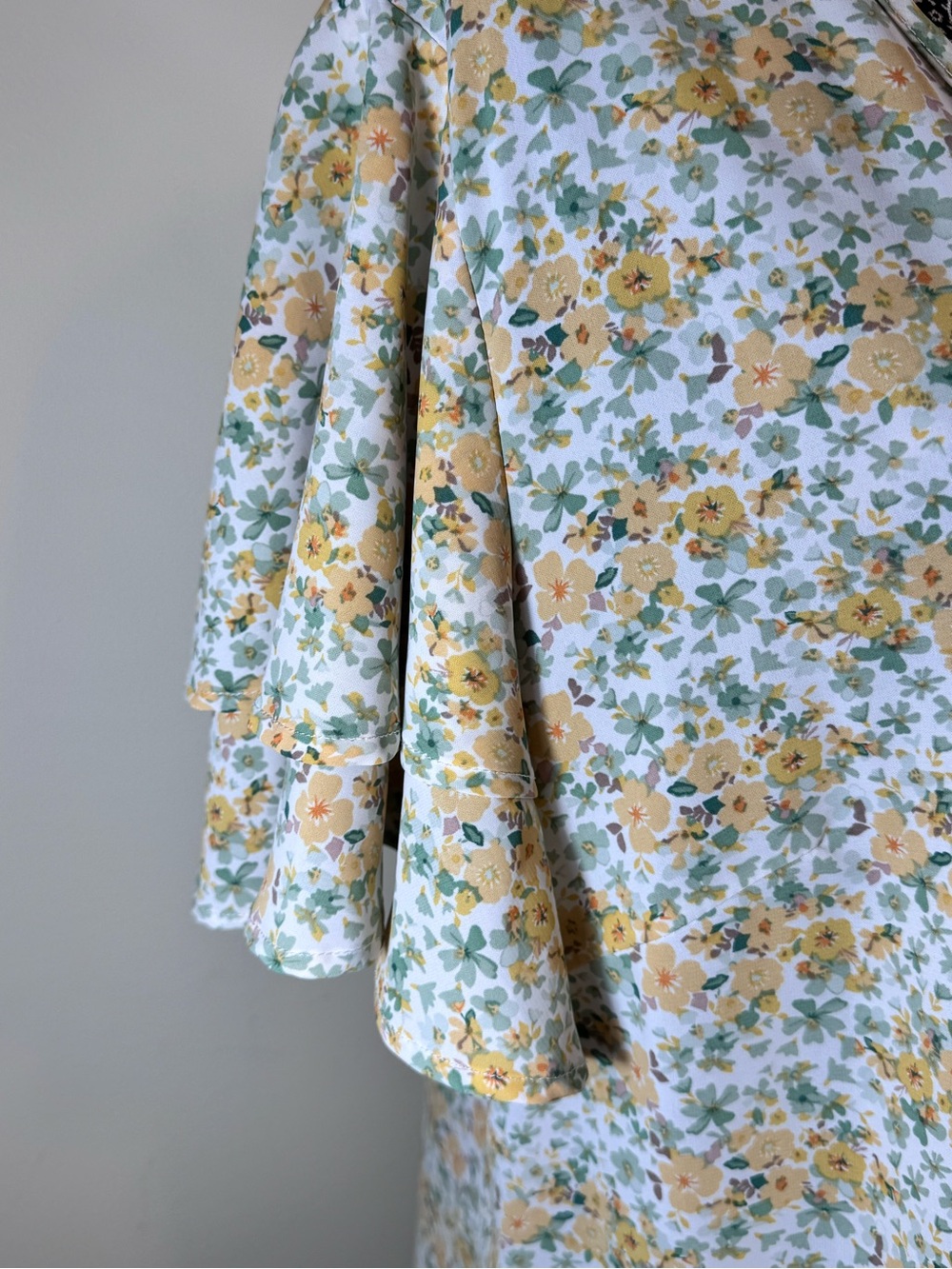 Bloomchic Women's Yellow Floral V-Neck Top size 16 - Picture 5 of 7
